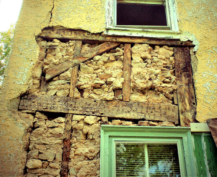 Weathered exterior of the William Tennent House